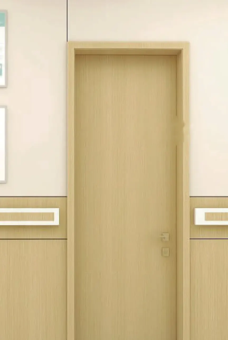 Porta WPC em corredor de hotel